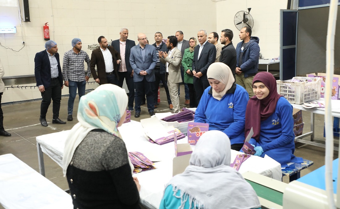 المحافظ يتفقد مصنعين للأغذية بمنطقة بياض العرب